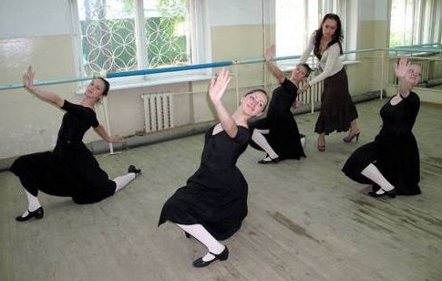 Уроки характерного танца.